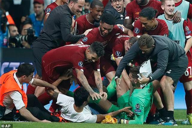 Liverpool mất thủ môn vì lý do lãng xẹt
