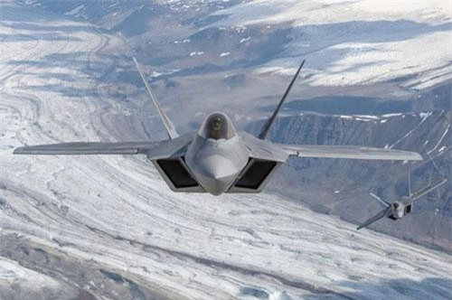 Dù cùng là tiêm kích thế hệ năm, tuy nhiên F-22 Raptor lại là chiến đấu cơ được tối ưu hoá cho nhiệm vụ chiếm ưu thế trên không trong khi đó F-35 lại là loại tiêm kích được tối ưu hoá cho nhiệm vụ yểm trợ mặt đất, vậy nên rất khó để có thể so sánh xem hai tiêm kích thế hệ năm này của Mỹ loại nào "ngon" hơn. Nguồn ảnh: Sina.