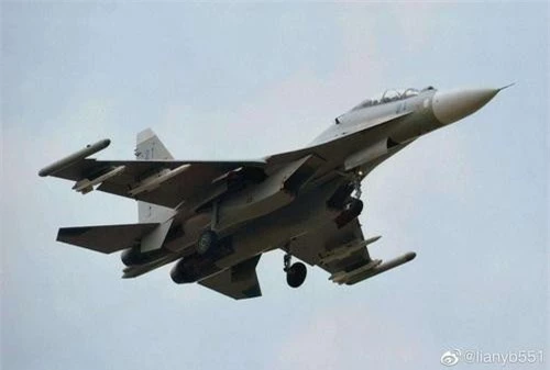 Tiêm kích Su-30MK2 của Không quân Hải quân Trung Quốc mang tên lửa R-73 và R-77 dưới cánh. Ảnh: Sina.