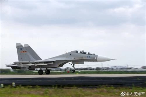 Tiêm kích Su-30MK2 của Trung Quốc mang tên lửa không đối không nội địa PL-8 và PL-12. Ảnh: Sina.