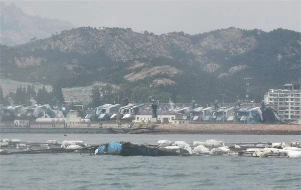 Truyền thông Trung Quốc vừa đăng tải hình ảnh hàng dài tàu tên lửa tấn công nhanh tàng hình hai thân Type 022 được đưa lên bờ với chú thích "nghỉ ngơi sau khi hoàn thành sứ mệnh lịch sử", đây là những con tàu đã được loại biên.