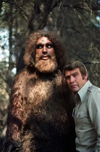 Đô vật khổng lồ André René Roussimoff (1946 - 1993) sống ở Pháp còn được biết đến với tên gọi André the Giant. Anh được mệnh danh là "kỳ quan thứ 8" của thế giới khi sở hữu chiều cao 2,24m và nặng 240 kg. Điều thú vị là Roussimoff từng đóng vai quái vật Bigfoot trong chương trình truyền hình nổi tiếng "The 6 Million Dollar Man" nhờ thân hình to lớn như người khổng lồ.