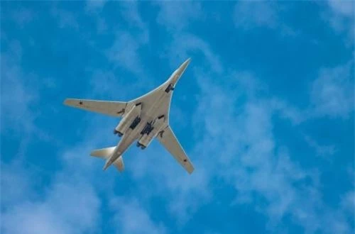 Theo Cục thông tin - truyền thông đại chúng Bộ Quốc phòng Liên bang Nga, ngày 14/8/2019, hai máy bay ném bom chiến lược Tu-160 của không quân tầm xa Nga đã thực hiện chuyến bay thẳng từ căn cứ Engels tới sân bay Anadyr nằm ở vùng Viễn Đông. Nguồn ảnh: Bộ Quốc phòng Nga