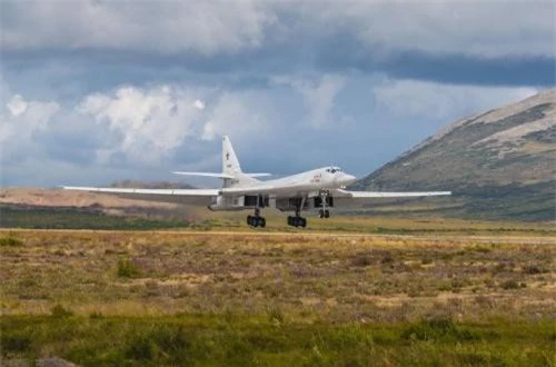 Trong ảnh, máy bay ném bom chiến lược Tu-160 hạ cánh xuống sân bay ở Anadyr - thị trấn cực đông của nước Nga ở bán đảo Chukotka. Nguồn ảnh: Bộ Quốc phòng Nga