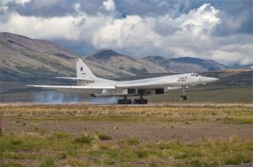  Hai máy bay ném bom hạng nặng kể trên được triển khai tới Chukotka để tham gia vào cuộc tập trận chiến thuật kéo dài tới cuối tuần này. Nguồn ảnh: Bộ Quốc phòng Nga