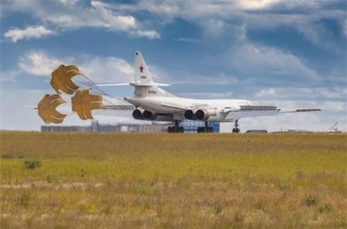  Có thể nói, 6.000km là một con số cực kỳ khủng khiếp, nhưng theo Wikipedia, đó chưa phải là tầm bay cực đại mà Tu-160 có thể đạt được. Nguồn ảnh: Bộ Quốc phòng Nga