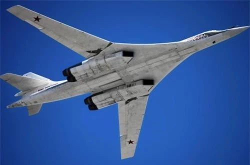 Thực tế, theo thiết kế, máy bay ném bom chiến lược Tu-160 có thể đạt tầm bay cực đại lên tới 12.300km mà không cần phải tiếp nhiên liệu. Nguồn ảnh: Bộ Quốc phòng Nga