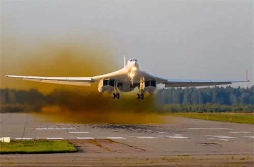 Tất nhiên để bay được xa như vậy, Tu-160 cũng phải có khả năng chở lượng lớn nhiên liệu. Do đó, kích cỡ của nó là cực kỳ khủng khiếp, Tu-160 có chiều dài 54,1m, sải cánh 55,7m khi xòe hết cỡ và 35,6m khi khép lại, cao 13,1m, trọng lượng rỗng 110 tấn, trọng lượng cất cánh tối đa 275 tấn. Nguồn ảnh: Airliners.net