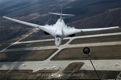 Tu-160 có khả năng chở tới 45 tấn bom - tên lửa trong hai khoang vũ khí lớn. Nguồn ảnh: Airliners.net