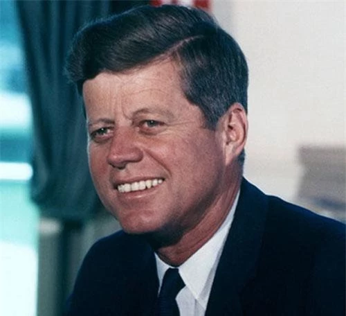 John F. Kennedy là một trong những tổng thống Mỹ giàu có nhất trong lịch sử quốc gia này. Theo ước tính, tài sản của Tổng thống Kennedy là 1 tỷ USD. Số tài sản này đa số là tài sản thừa kế mà Tổng thống Kennedy nhận được từ người cha. Tổng thống Kennedy cũng làm giàu thông qua thị trường chứng khoán và bất động sản.