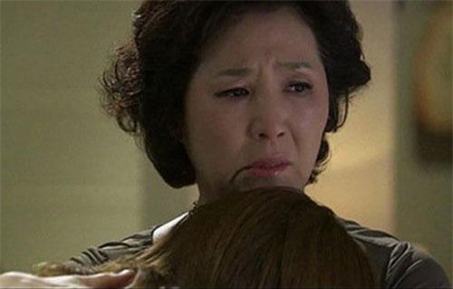 Thông gia giàu có lần đầu đến chơi, nhìn xuống gầm bàn tôi đỏ mắt thương con gái