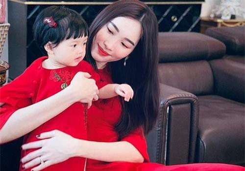 Lâu lâu mới "lên sóng", con gái Hoa hậu Đặng Thu Thảo khiến dân mạng được phen ngỡ ngàng vì lớn nhanh như thổi