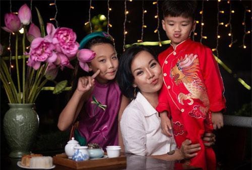 Thái Thùy Linh khoe con gái xinh xắn, nói lời xúc động về "hợp đồng làm mẹ"