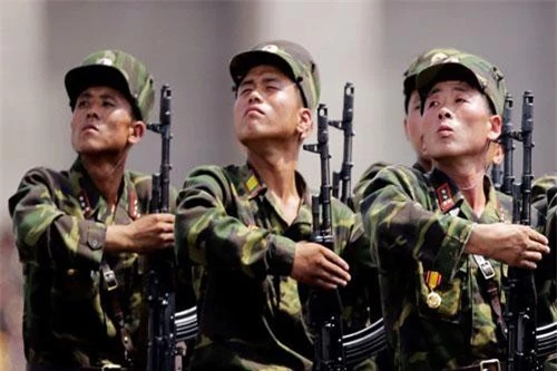 Quân đội Triều Tiên được biết đến như lực lượng quân đội bí ẩn nhất khu vực Đông Bắc Á. Tuy nhiên, độ "liều lĩnh" và "gan dạ" của đội quân này là điều đã được chứng minh và khiến nhiều quốc gia lân cận phải dè chừng. Nguồn ảnh: Chosun.