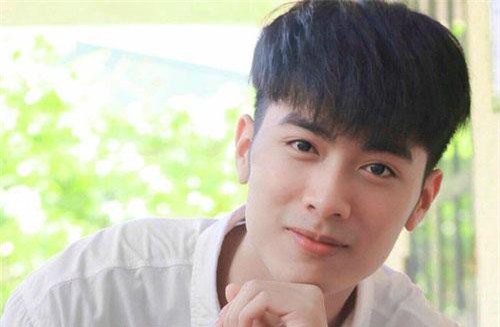 Về thăm trường cũ chụp sương sương bức ảnh, nam sinh ĐH Mở Hà Nội khiến dân tình chao đảo vì đẹp như soái ca sơ mi trắng trong truyền thuyết