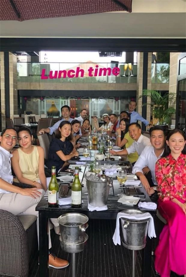 Linh Rin ngồi cạnh Phillip Nguyễn trong bữa cơm gia đình thân mật