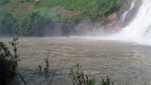 Gia Lai: Nhóm bạn đi tắm thác, 3 thanh niên bị nước cuốn mất tích