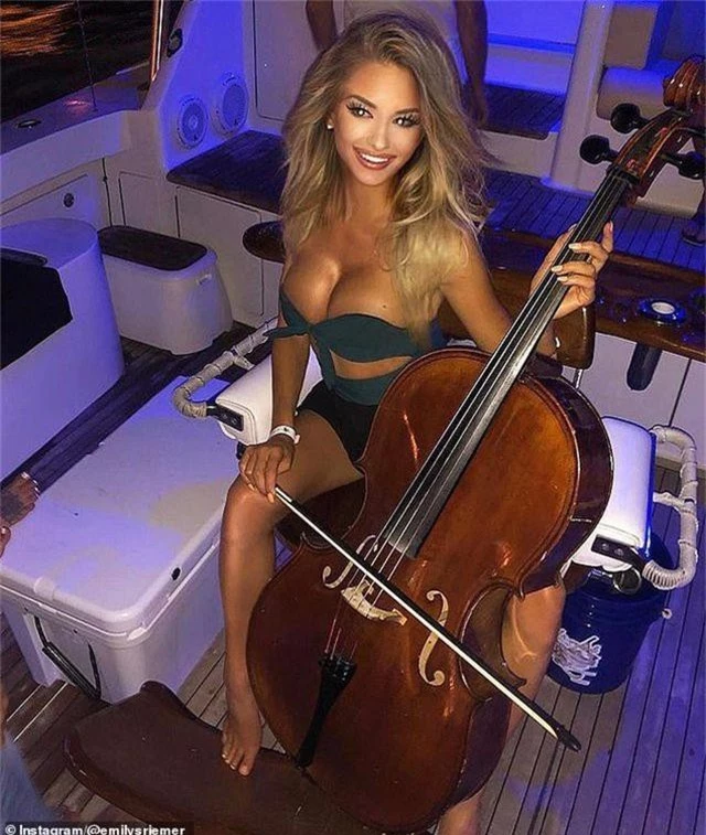 Nữ nghệ sĩ cello gây “sốt mạng” vì... sexy đi câu cá - 7