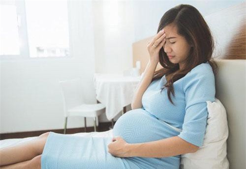 Ôm con chạy khỏi nhà chồng khi trời mưa tầm tã, tôi đang chới với không biết đi đâu thì ở bên kia đường có người gọi "Về nhà đi con"