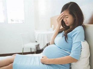 Ôm con chạy khỏi nhà chồng khi trời mưa tầm tã, tôi đang chới với không biết đi đâu thì ở bên kia đường có người gọi "Về nhà đi con"