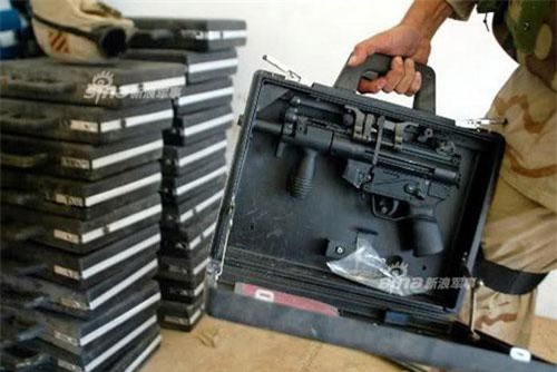 Mổ xẻ mẫu súng tiểu liên được ngụy trang trong… cặp tài liệu