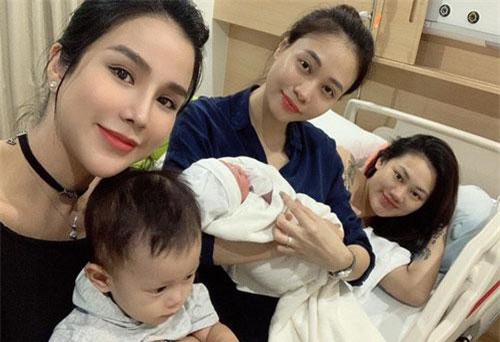 Khoe ảnh dành cả thanh xuân thăm hội bạn thân sinh em bé, Đàm Thu Trang khiến fan hối thúc: Bao giờ đến lượt chị?