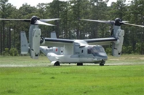 Đó là những chiếc máy bay vận tải lai V-22 Osprey. Mới đây, Lực lượng Phòng vệ Nhật Bản (JSDF) trên mạng Twitter đã cung cấp hình ảnh mới nhất về V-22 Osprey của nước này tham gia cuộc tập trận với Thủy quân Lục chiến Mỹ. Nguồn ảnh: Japan Ground Self-Defense Force