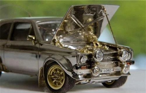 Xe mô hình Ford Escort làm từ bạc, vàng, và kim cương