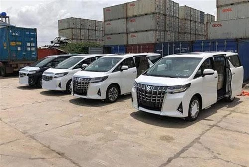 Toyota Alphard bán chênh giá lên đến 300 triệu đồng tại Hà Nội. 