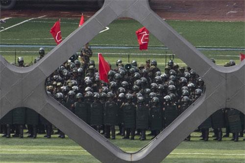 Cảnh sát Trung Quốc diễn tập chống bạo động gần Hong Kong