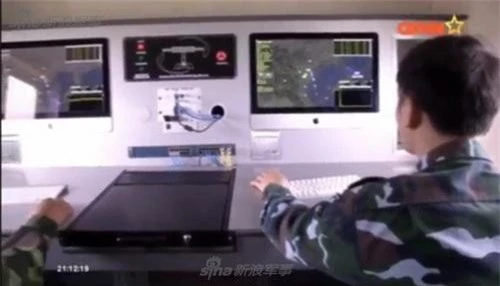 Bên trong cabin điều khiển của đài radar cảnh giới RV-02 do Việt Nam sản xuất. Ảnh: Sina.