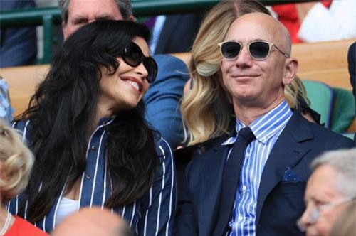 Sau 6 tháng thông báo ly hôn, tỷ phú Amazon đã chính thức ra mắt "bố mẹ vợ" tương lai của người tình, hôn lễ xa hoa không còn xa