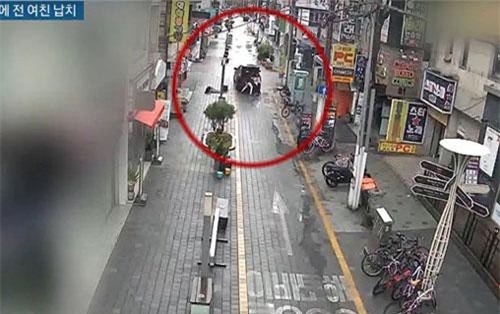 Bạn gái đòi chia tay, nam thanh niên liền bắt cóc và vứt người yêu vào cốp xe, hành động của người bạn đi chung được khen hết lời