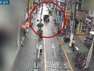 Bạn gái đòi chia tay, nam thanh niên liền bắt cóc và vứt người yêu vào cốp xe, hành động của người bạn đi chung được khen hết lời