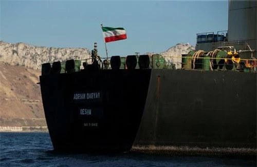 Siêu tàu chở dầu Adrian Darya 1 mang cờ Iran (Ảnh: Reuters)