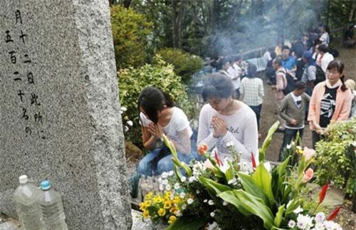 Vụ tai nạn máy bay thảm khốc khiến hơn 500 người tử nạn ở Nhật Bản và cái cúi đầu xin lỗi trong nước mắt của vợ phi công trưởng đã thiệt mạng