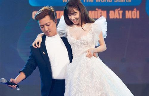 Nhã Phương trẻ trung như gái 18 dù đã lên chức mẹ, được Trường Giang nhấc bổng ở sự kiện