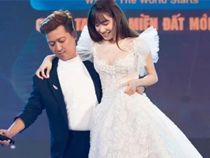 Nhã Phương trẻ trung như gái 18 dù đã lên chức mẹ, được Trường Giang nhấc bổng ở sự kiện