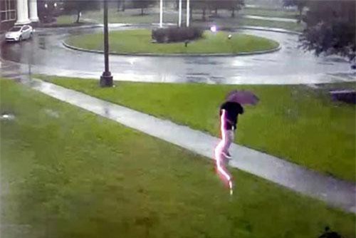 Giây phút người đàn ông bị sét đánh trúng