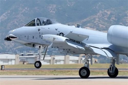 Defence-blog dẫn nguồn tổ hợp hậu cần hàng không Ogden, chiếc cuối cùng trong số 173 chiếc A-10 đã nhận được đôi cánh mới theo chương trình tăng thời hạn phục vụ các máy bay cường kích A-10 của Không quân Mỹ, được khởi động từ năm 2011. Ảnh: Alex Lloyd