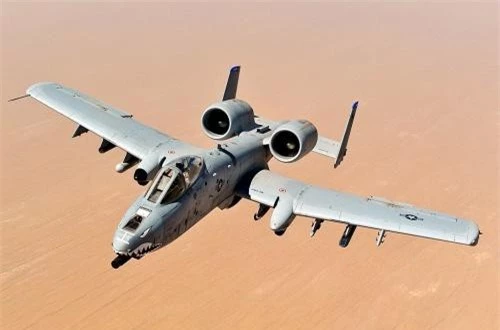 Theo mạng Military-Today, A-10 có chiều dài 16,26m, sải cánh 17,53m, cao 4,47m, trọng lượng rỗng 11 tấn, trọng lượng cất cánh tối đa 22,6 tấn. Máy bay trang bị hai động cơ Turbofan TF34-GE100 cho tốc độ bay tối đa 706km/h, bán kính chiến đấu 463km. Tốc độ A-10 nhìn chung là chậm, nhưng đây lại là ưu điểm của nó khi cho phép nó bay ở độ cao thấp, quần vòng nhiều lần để không yểm cho quân ta ở mặt đất. Nguồn ảnh: Wikipedia