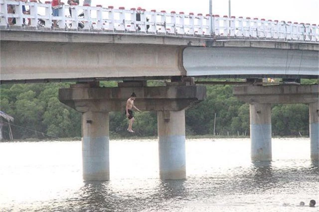 Khiếp đảm chứng kiến những đứa trẻ thi nhau nhảy cầu tắm sông từ độ cao hơn 15m - 2