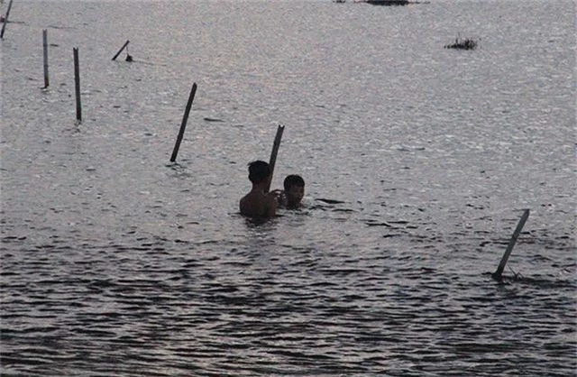 Khiếp đảm chứng kiến những đứa trẻ thi nhau nhảy cầu tắm sông từ độ cao hơn 15m - 9
