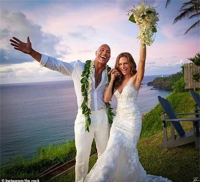 “Vua bọ cạp” Dwayne Johnson kết hôn ở tuổi 47 - 2