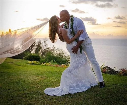 Dwayne 'The Rock' Johnson vừa bất ngờ thông báo với người hâm mộ là anh đã kết hôn với bạn gái lâu năm Lauren Hashian tại Hawaii hôm 18/8 vừa qua