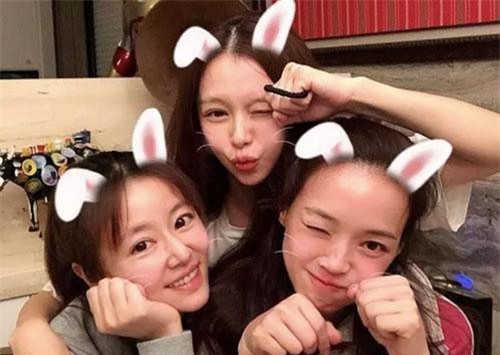 Lâm Tâm Như khoe ảnh mặt "mộc" bên hội bạn thân toàn ngôi sao