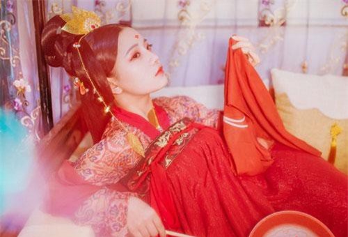 Bí ẩn người phụ nữ lấy đi "đêm đầu tiên" của các hoàng đế