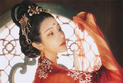 Kỳ quái mỹ nữ 6 lần gả chồng, U50 vẫn được hoàng đế kém 15 tuổi si mê