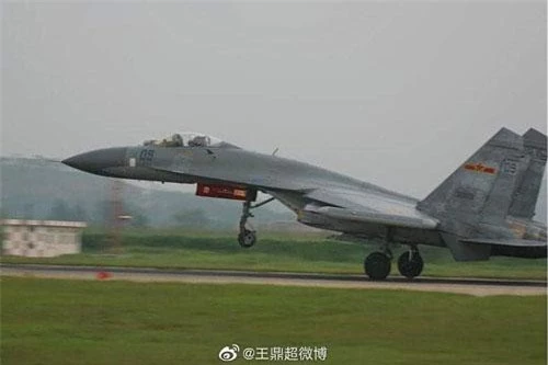 Đầu thập niên 1990, Trung Quốc đã đặt hàng tổng cộng hơn 100 tiêm kích chiếm ưu thế trên không hạng nặng Su-27SK/UBK từ Nga và cả linh kiện để lắp ráp phiên bản nội địa J-11, quá trình giao hàng diễn ra từ năm 1992 đến 2007.
