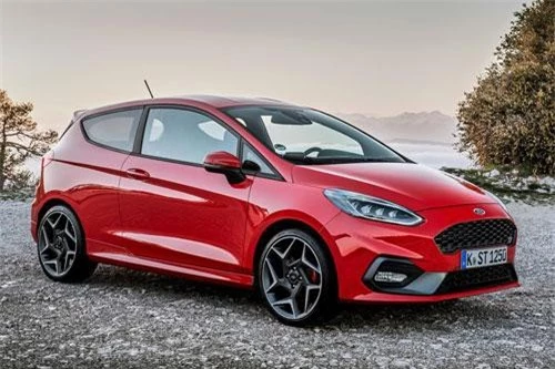 1. Ford Fiesta (doanh số: 49.038 chiếc).